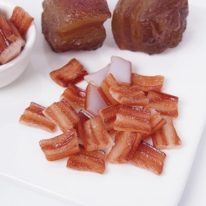 Miniature di fette di pancetta in resina per fai da te su piatto di ceramica bianco