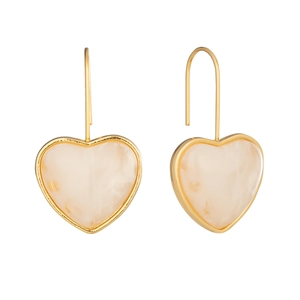Détail de boucles d'oreilles cœur en résine avec cadre et crochets en métal doré sur blanc
