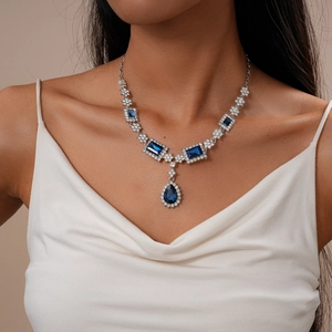 Dettaglio della collana d'argento di lusso con cristalli blu profondo a goccia e quadrati