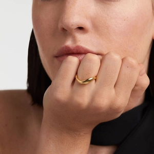 Elegant gold minimalist wavy ring for women made of premium S925 sterling silver