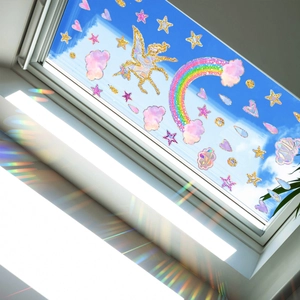 Adesivi per finestre con unicorno arcobaleno ed effetto olografico su vetro al sole