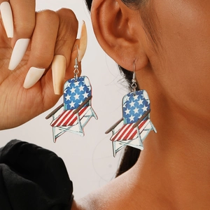 Detail von USA-Flaggen-Strandstuhl-Ohrringen, die ein Modell für den Unabhängigkeitstag trägt