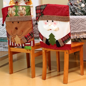 Detailansicht von Rentier und Weihnachtsmann Stuhlhussen mit weichem Plüsch-Besatz