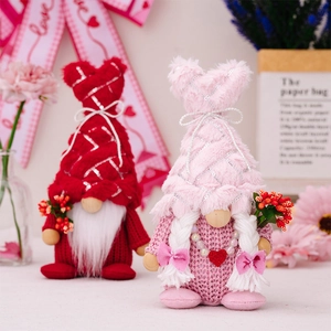 Gnomes en peluche pour la Saint-Valentin avec bonnets pailletés et détails romantiques