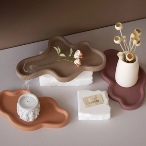 Onregelmatige wolkvormige dienbladen in aardetinten voor aromatherapie en sieraden