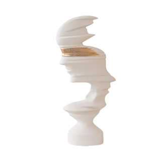 Modern abstract gezichtsbeeld van hars met matte witte afwerking en gouden oogaccenten