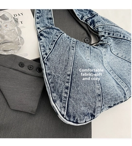 Détail du sac fourre-tout en denim bleu délavé avec patchwork géométrique et zip