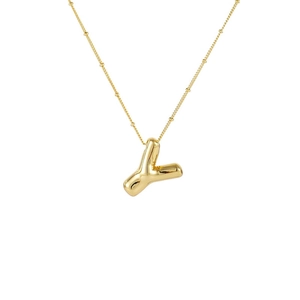Detail der goldenen Bubble-Buchstaben Y Kette mit Satellitenkette und glattem Finish