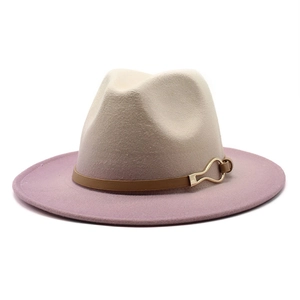 Détail du chapeau en feutre avec bande en cuir marron et boucle métallique dorée élégante