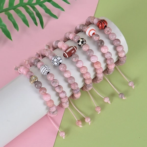 Bracciali sportivi in pietra zebra rosa con perline da calcio e basket su display