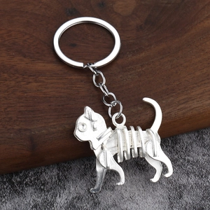 Mechanischer Skelett-Katzen Schlüsselanhänger in Silber auf rustikaler Holzstruktur