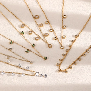 Collection de colliers élégants en acier doré avec pendentifs en zircon pour femmes