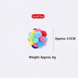 Vue détaillée d'une balle en peluche colorée de 4,5cm et 6g pour le jeu des chats