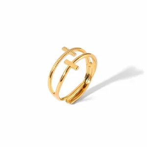 Détail d'une bague dorée réglable avec croix parallèles et finition givrée