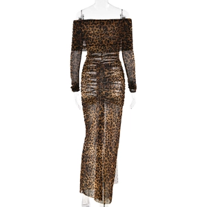 Détail de l'ensemble robe léopard en tulle avec manches longues et design plissé