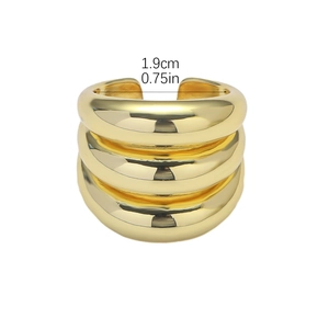 Detailansicht des goldenen, mehrlagigen geometrischen Rings mit 1,9 cm Innendurchmesser