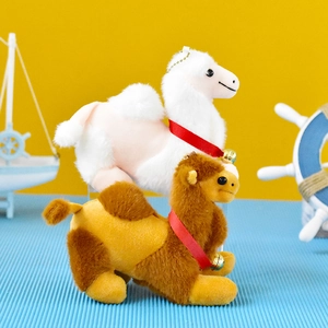 Dettaglio di portachiavi in peluche a forma di cammello con campanelli rossi