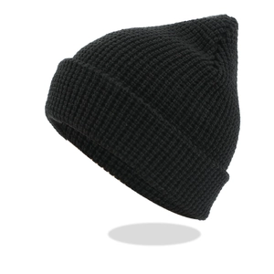 Detail des schwarzen Waffelstrickmusters auf der dicken doppellagigen Wintermütze