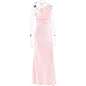 Détail d'une robe longue rose à une épaule avec satin froncé et coupe ajustée élégante