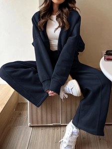 Ensemble élégant deux pièces bleu marine avec sweat à capuche et pantalon large