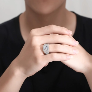 Luxuriöser Moissanit Herrenring aus S925 Sterlingsilber mit quadratischem Schliff und Pavé