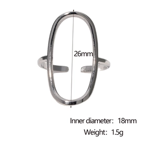 Vue détaillée de la bague ovale argentée avec dimensions de 26mm de haut et 18mm de diamètre
