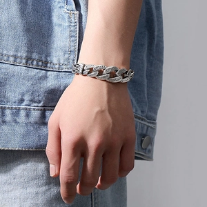 Gourmette rétro pour homme en acier inoxydable argenté avec motifs gravés portés au poignet
