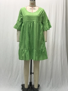 Detalle de vestido verde de lunares con cintura alta plisada y dobladillo volantes
