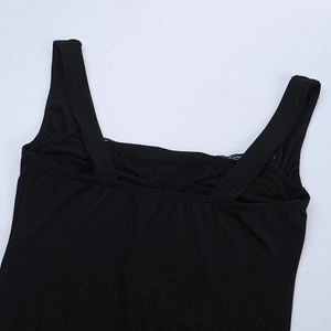 Vista dettagliata di un top nero da donna con delicato bordo in pizzo floreale sullo scollo