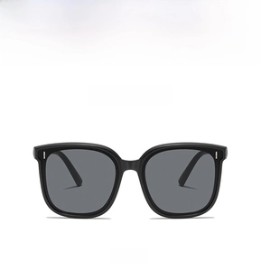 Vue de face des lunettes de soleil enfant avec monture noire et verres gris protecteurs
