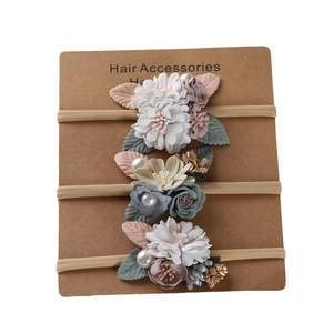 Vue détaillée de trois bandeaux en nylon à fleurs avec perles sur carte de présentation