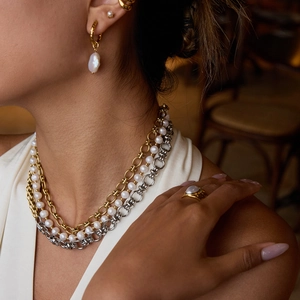 Ensemble collier multicouche or 18 carats et argent avec boucles d'oreilles et bague