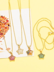 Dettaglio dei ciondoli a stella colorati in pavé su catenine a sfere placcate oro assortite