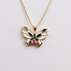 Vue détaillée du pendentif papillon avec pierres colorées et émail sur monture dorée