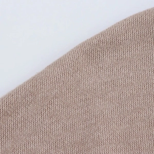 Vista macro detallada de la textura del tejido de punto beige para ropa de primavera mujer