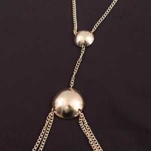 Eleganter mehrlagiger goldener Körper-Halsreif mit polierten Metallplättchen-Anhängern