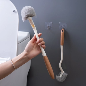 Brosse de toilette japonaise en chêne à long manche avec poils sphériques denses