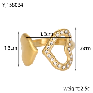 Vue macro d'une bague double cœur dorée avec zircons et dimensions du produit detail