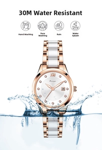 Détail d'une montre étanche avec guichet de date et index diamant sous des éclats d'eau