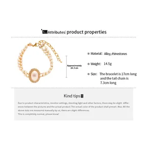 Détail du bracelet double rang en perles avec centre ovale en strass et fermoir doré chic