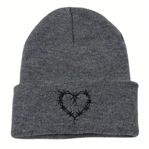 Bonnet en tricot gris foncé avec broderie cœur barbelé pour la chaleur hivernale