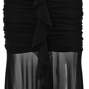 Détail d'une robe noire à fente montrant le tissu plissé et la texture en tulle