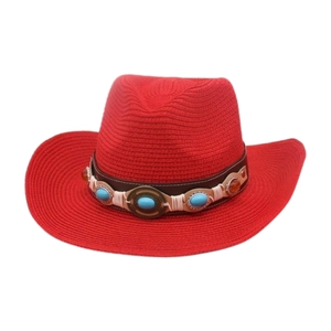Detalle de sombrero vaquero rojo tejido con banda de cuero y cuentas turquesa y ámbar