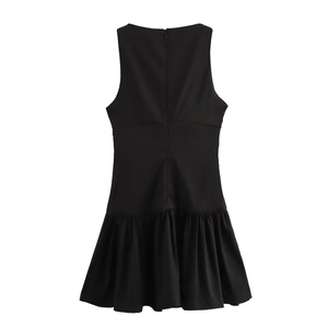 Detail of the black sleeveless mini dress back with invisible zipper and pleated hem