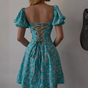 Robe fleurie française avec manches bouffantes et dos lacé en bleu clair
