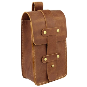 Λεπτομέρεια από σκούρο καφέ δερμάτινο τσαντάκι μέσης με ορειχάλκινα πριτσίνια και λευκές ραφές