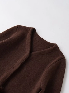 Nahaufnahme der dunkelbraunen Strickjacke mit V-Ausschnitt und flauschiger Wolltextur