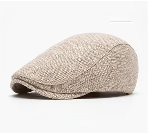 Gros plan détaillé de la casquette plate en lin kaki montrant la texture du tissu