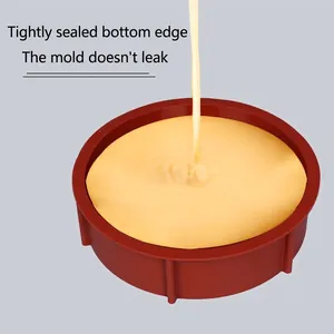 Grote geometrische hart- en ronde siliconen bakvorm gevuld met vloeibaar bakmateriaal