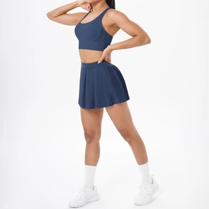 Détails de l'ensemble de yoga bleu foncé avec brassière sport et jupe plissée